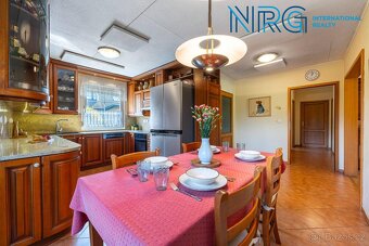 Prodej rodinného domu 6+1 s bazénem, dvougaráží, 874 m2, Pře - 9