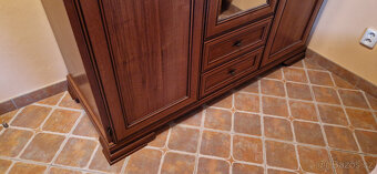 Obyčejné i luxusní skříně, stůl. - 9