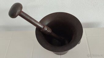 Starý válečný litinový hmoždíř s dělem a rokem 1914-1917 - 9