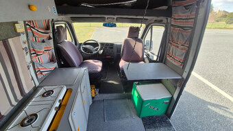 Obytná dodávka pro 4 osoby - 9