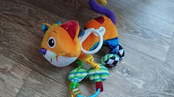 LAMAZE Kočička Sally - 9