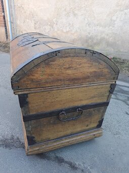 Velká barokní okovaná truhla - 9