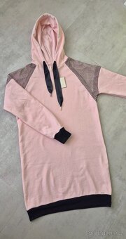 Elegantní mikinové šaty s ozdobnou síťovinou s kamínky - 9
