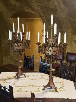 Monumentální párové neogotické bronzové svícny – výška 100 c - 9