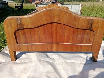 Válendy, skříňky, postele, staroýitmé postele po prababičce - 9