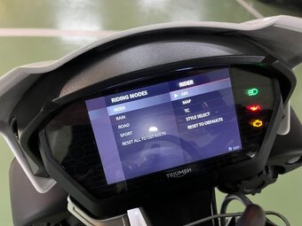 Triumph Speed Triple S - 9