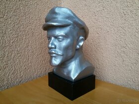 Busta V. I. LENINA z kovu, na podstavce. - 9