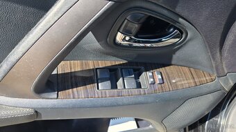 Toyota Avensis Combi 2.0 TDI nafta - 9