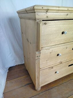 Starožitná šuplíková komoda - 9