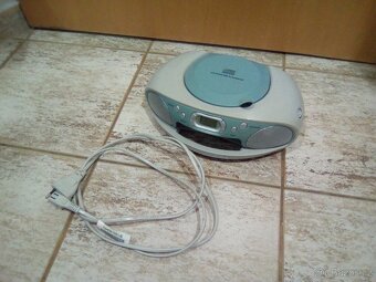 Přenosný radiopřijímac s CD - 9