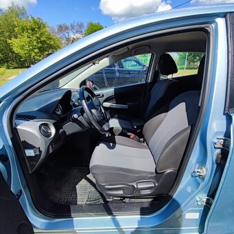 Mazda 2 benzín rok 2010 - 9