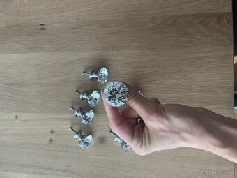 Kovové nábytkové úchytky knopky z křišťálového skla 8ks - 9
