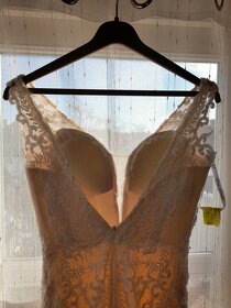 Svatební šaty s rozparkem - 9