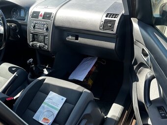 VW Touran 2.0TDi, r.2011, 1.maj., serviska, STK, zimaky - 9