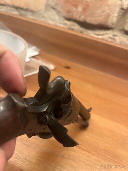 Historický revolver 320 - 9
