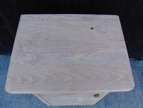 Starožitný noční stolek - 9