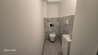 Řadový dům s garáží a krytým bazénem - 9