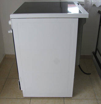 SKLOKERAMICKÝ SPORÁK ELECTROLUX - 60cm - GRIL - 9