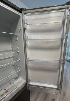 Prodám lednici s mrazákem značky Beko v šedé barvě. - 9