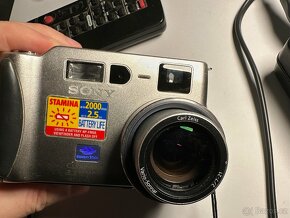 Sony DSC-S70 Cyber-shot Retro - 9
