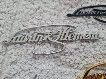 Nápis Laurin Klement , chrom, zlatý, červený, čierny - 9