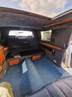 Lincoln town car - 9