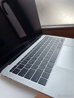 Apple MacBook Pro 13" (Mid-2017, A1708) – 256 GB SSD - 9
