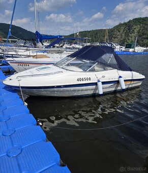 Motorová kajutová loď Bayliner 602 Capri + přívěs. - 9