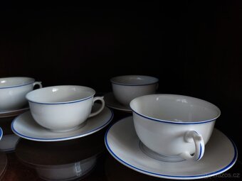 Bílý porcelánový servis s modrým proužkem - 9
