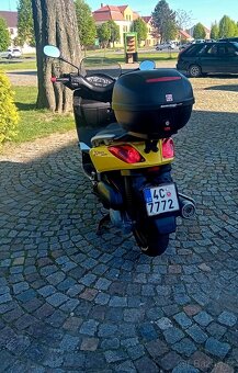 YAMAHA X MAX - 9