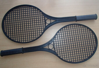 Dětské tenisové rakety, fotbalový míč a líný tenis - 9