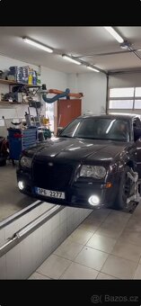 Vínový Chrysler 300c Touring. 3.5V6 183kw RWD - 9