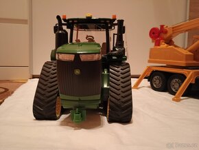 Bruder modely autojeřáb a pásový traktor - 9