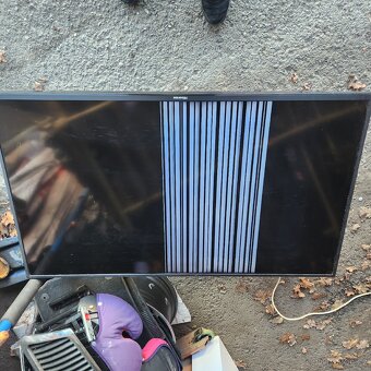 HISENSE SMART LCD TV NA OPRAVU - 9