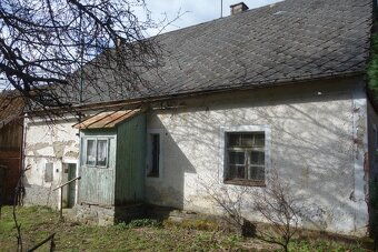 Stavební pozemek 2105m2 s chalupou, stodolou a potůčkem - 9