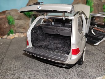 Prodám model 1:18 BMW X5 KYOSHO - 9