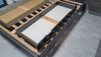 Postel z masivu, 160x200 v odstínu antracit + rošt + šuplíky - 9