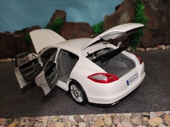prodám model 1:18 porsche panamera 4S - 9