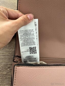 Starorůžová crossbody kabelka Guess - 9