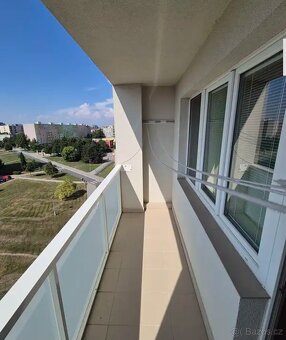 Nabízím samostatné neprůchozí pokoje pro studenty - 9