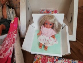 hraný velký set panenek Barbie + Ken + děti - 9