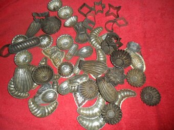 různé - závaží, hodinky, zvonečky, sedlo, formičky, židličky - 9