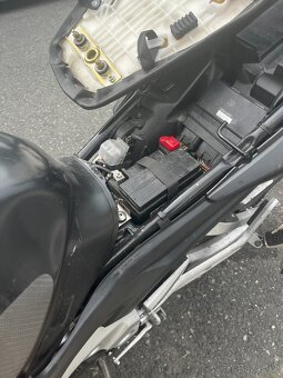 Suzuki GSR 600 (2006) – bouraná, motor OK, na díly - 9