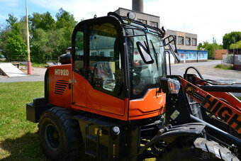 Kloubovy nakladač HT920 4x4 - 9