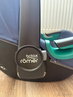 Autosedačka Britax Römer babysafe isense s otočnou základnou - 9