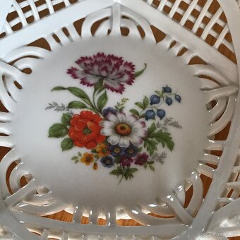 Porcelánové košíky prolamované s květinovým vzorem - 9