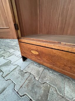 Starožitná šatní skříň - 9