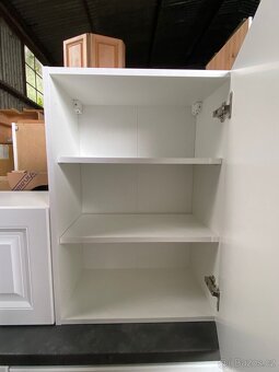 Moderní kuchyňská linka bez spotřebičů - 9