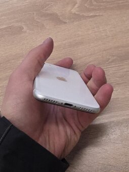 iPhone SE 2020 64GB (94% baterie) - 9