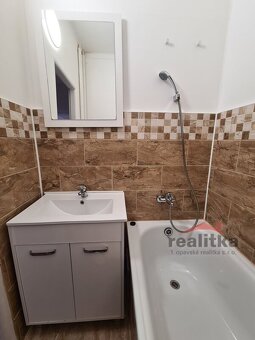 Pronájem hezkého bytu 2+1 s balkónem a parkováním, Opava, ul - 9